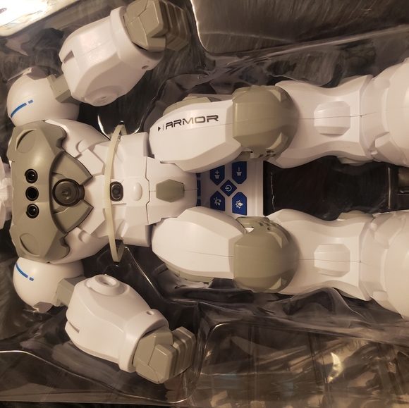 Remote Control Robot - Picture 2 of 9